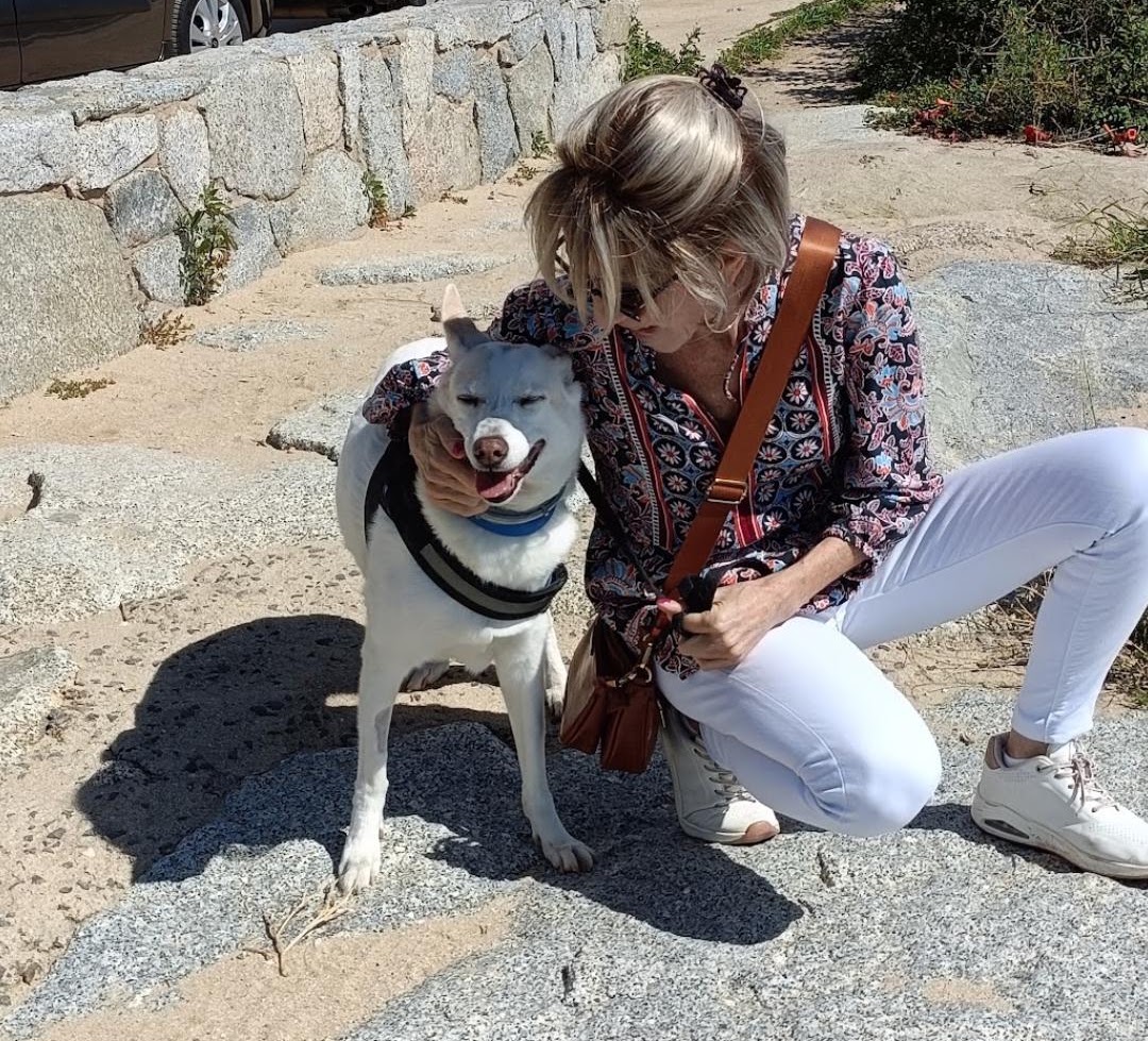 Lara junto a una voluntaria